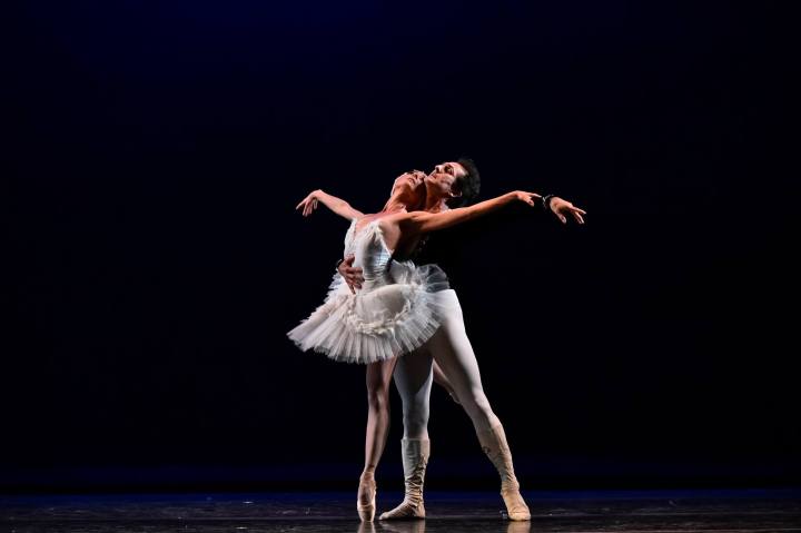 Sergio Neglia and Silvina Vaccarelli in the White Swan pas de deux from 